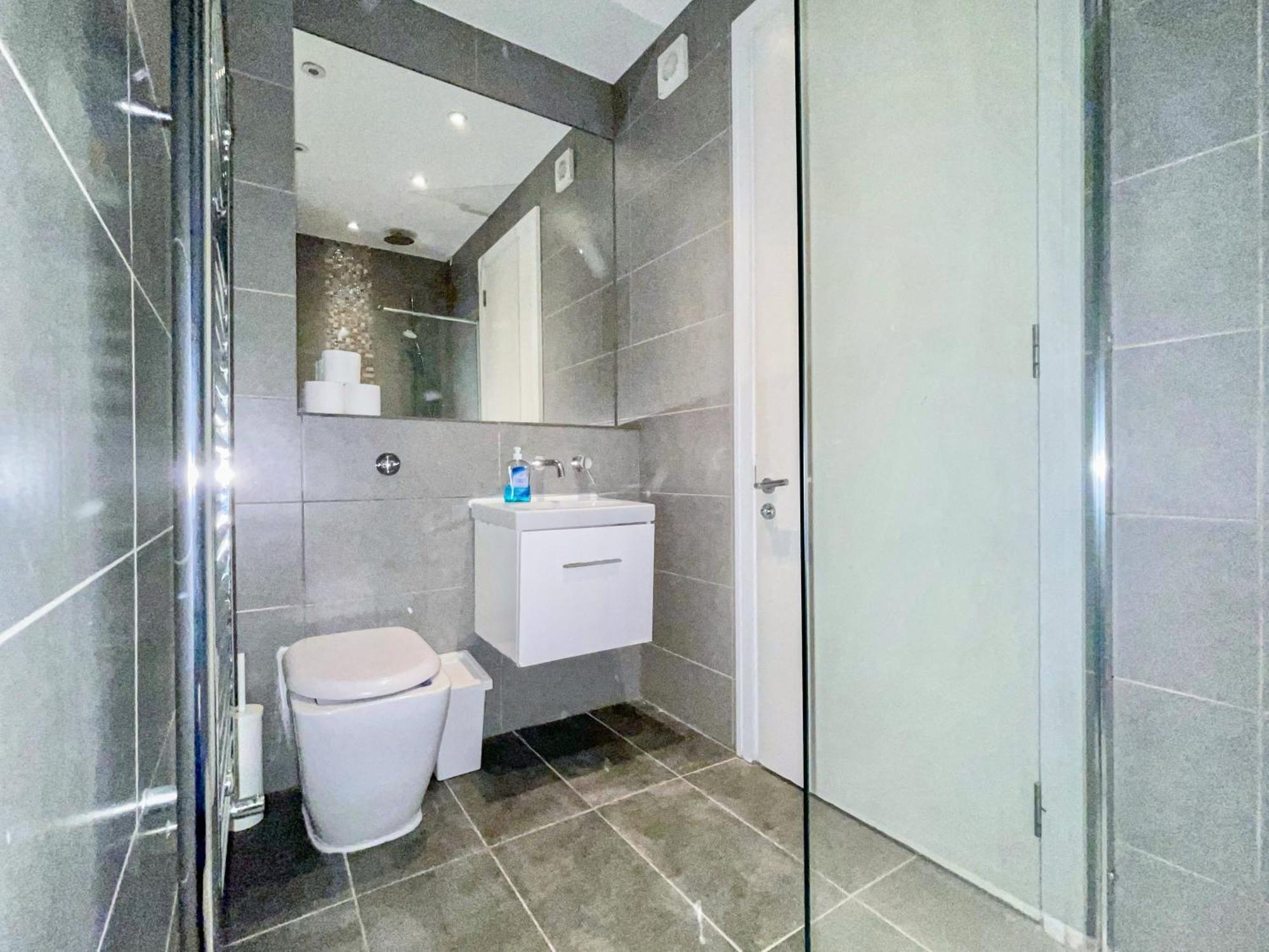 Sleek 3-bedroom Flat With Lift & Wi-fi In Southwark, Borough Near The Shard Apartment London