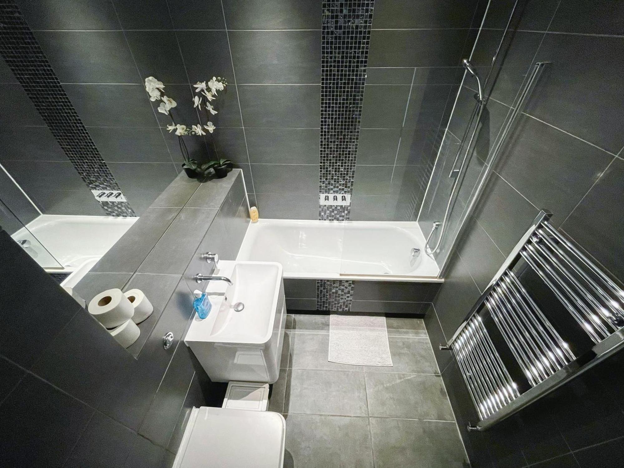 Sleek 3-bedroom Flat With Lift & Wi-fi In Southwark, Borough Near The Shard London