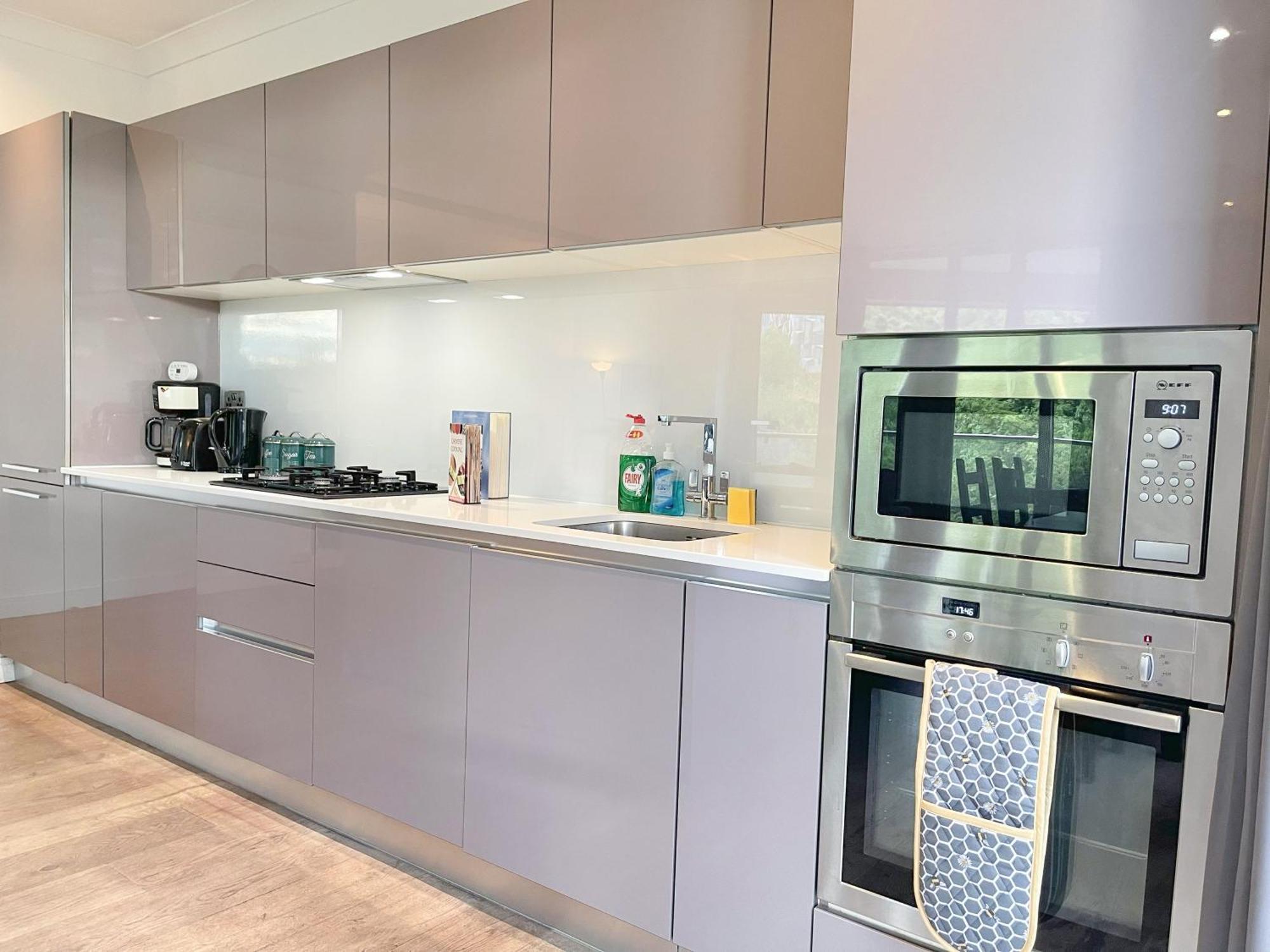 Sleek 3-bedroom Flat With Lift & Wi-fi In Southwark, Borough Near The Shard