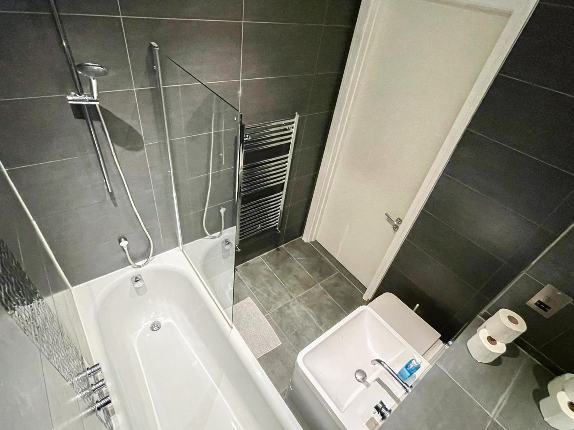 Sleek 3-bedroom Flat With Lift & Wi-fi In Southwark, Borough Near The Shard *