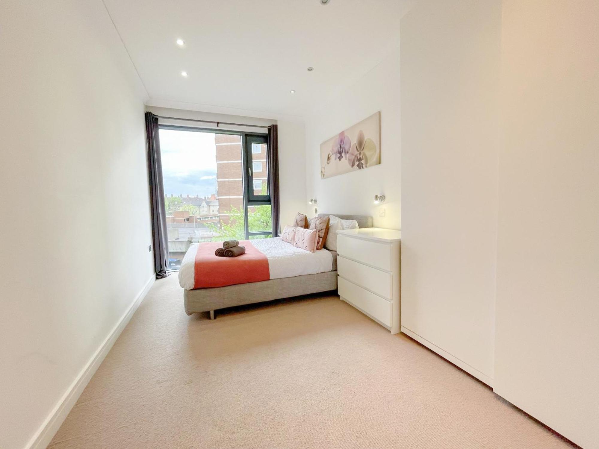 Sleek 3-bedroom Flat With Lift & Wi-fi In Southwark, Borough Near The Shard