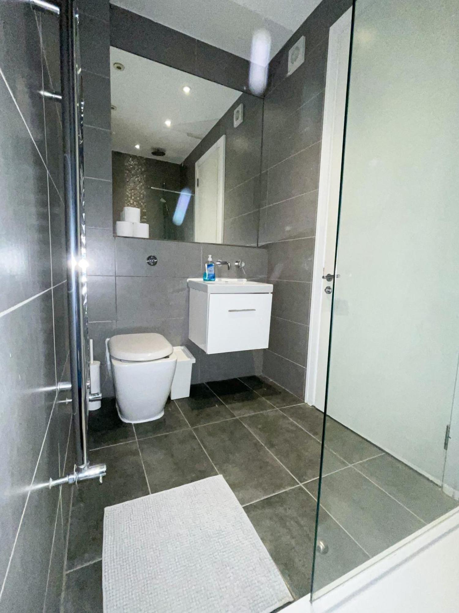 Sleek 3-bedroom Flat With Lift & Wi-fi In Southwark, Borough Near The Shard London