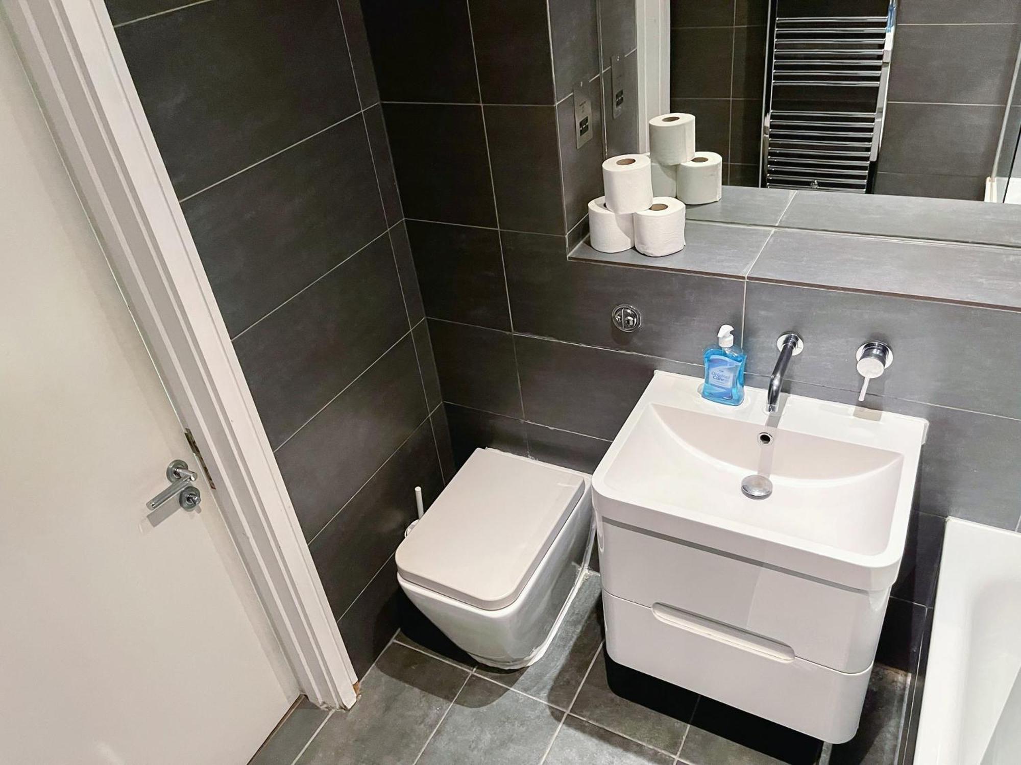 Sleek 3-bedroom Flat With Lift & Wi-fi In Southwark, Borough Near The Shard * London