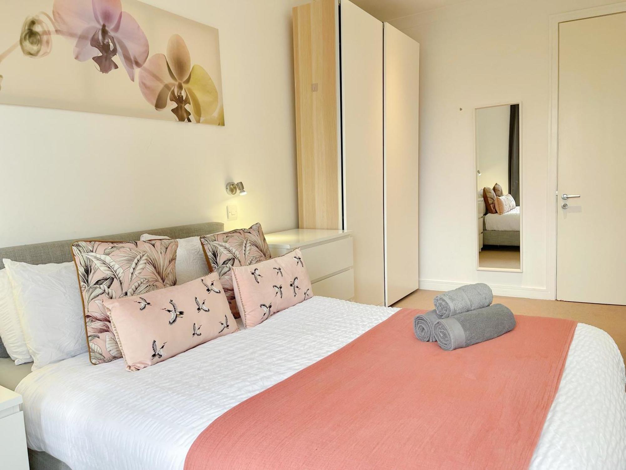 Sleek 3-bedroom Flat With Lift & Wi-fi In Southwark, Borough Near The Shard London