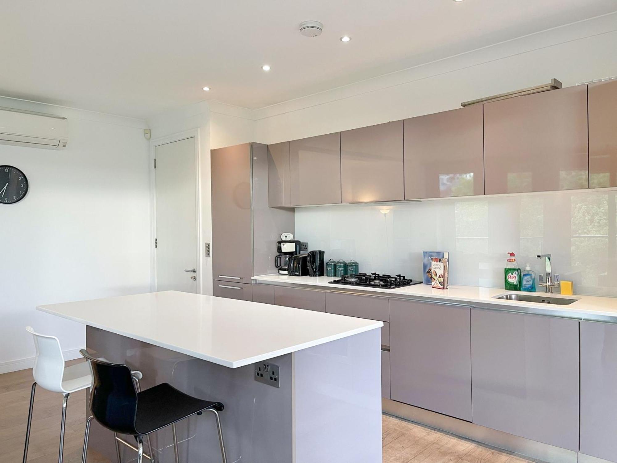 Apartment Sleek 3-bedroom Flat With Lift & Wi-fi In Southwark, Borough Near The Shard London